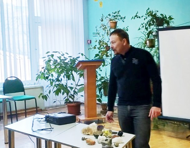 Богдан Гавришок характеризує гірські породи та мінерали